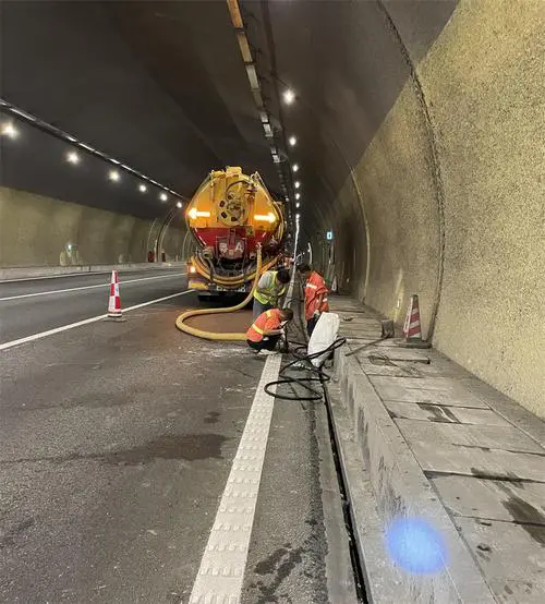 临夏隧道排水渠清淤